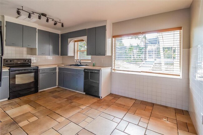 Photo - 1197 W Lakeview Cir