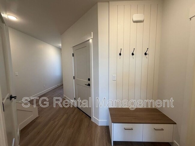 Photo - 614 Hemsworth Ln