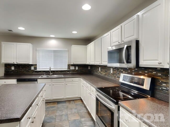 Photo - 310 Waterlemon Way