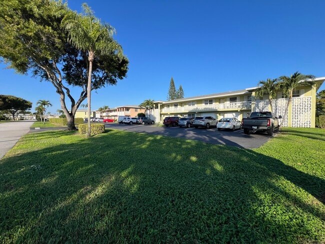 Building Photo - 1150 Boxwood Dr Unit 202