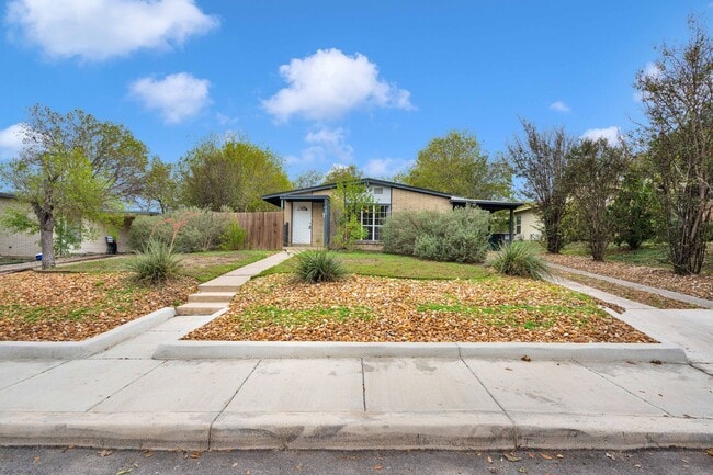 Building Photo - Move-In Ready Home with Brand New Finishes!