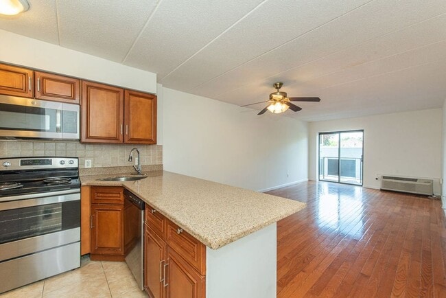 Building Photo - 5 Linden St Unit 3J