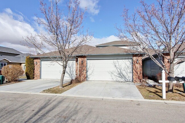 Building Photo - 2122 W Pine Ave