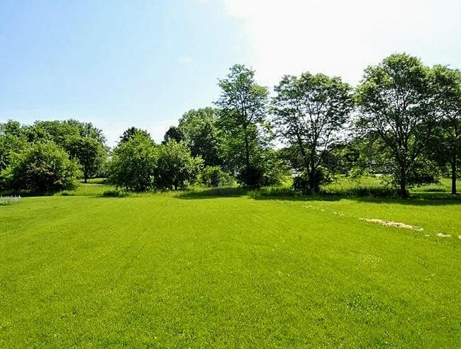 Enorme patio trasero - 2021 Frisch Rd