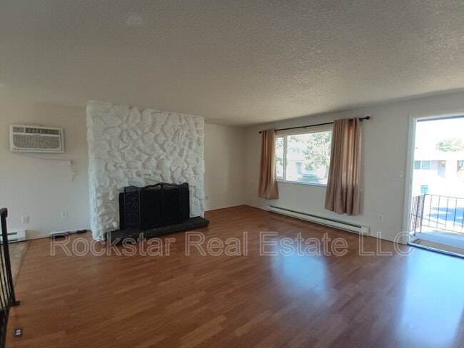 Photo - 702 E Bridgeport Ave