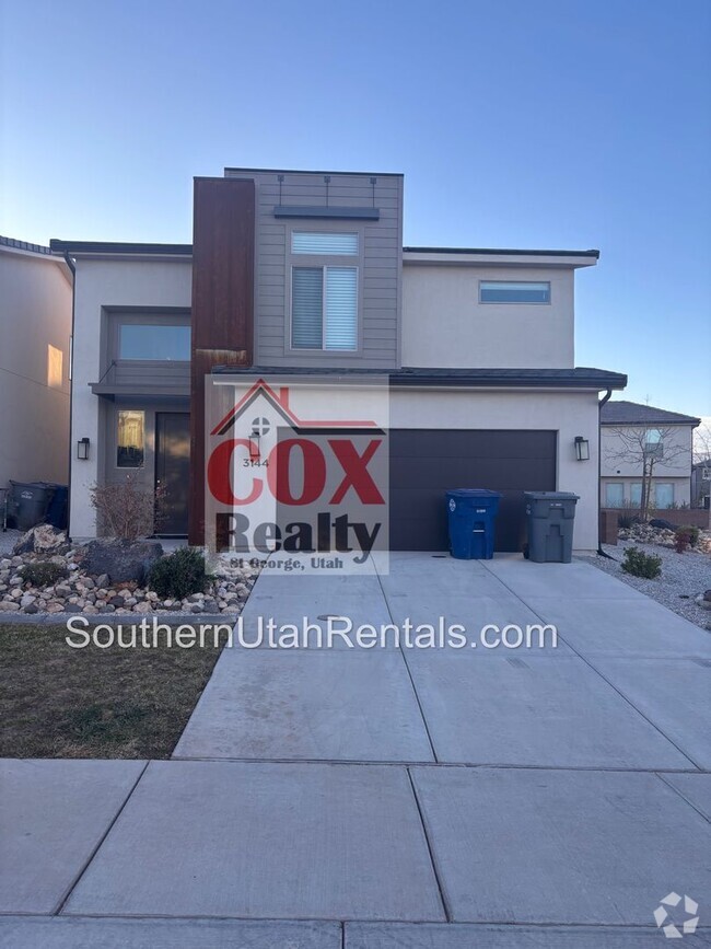 Building Photo - 4 bed | 2 1/2 bath | 2 car garage in Deser... Rental