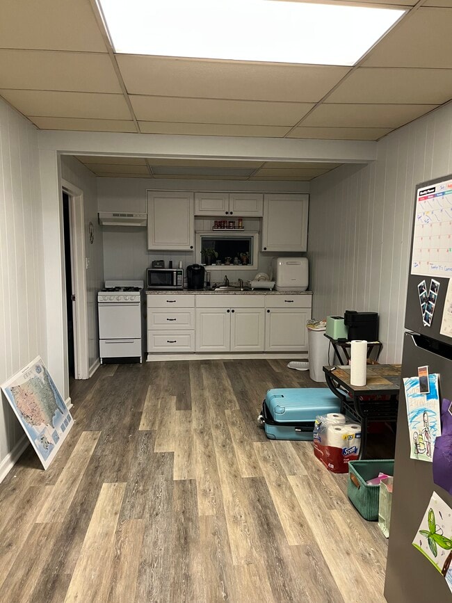 Building Photo - 546 Quincy Ave Unit 2