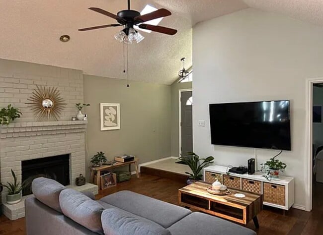 Building Photo - 1800 Maplewood Trl Unit 1800 mapplewood trail