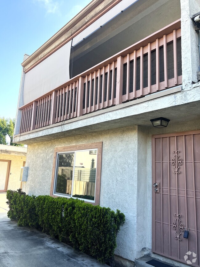 Building Photo - 338 W Plymouth St Unit C Rental