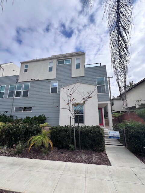 Ultimate Beach House! 3 Bed/3 Bath with Ocean Views from Every Floor, Panoramic Rooftop Deck, Dua...