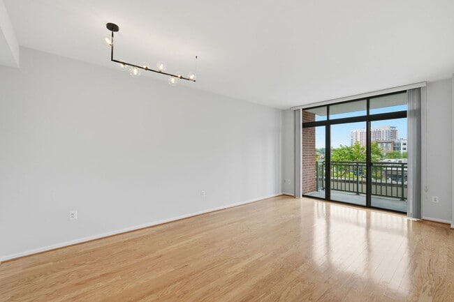 Photo - Bright & Renovated Condo with Pool, Gym & Parking!
