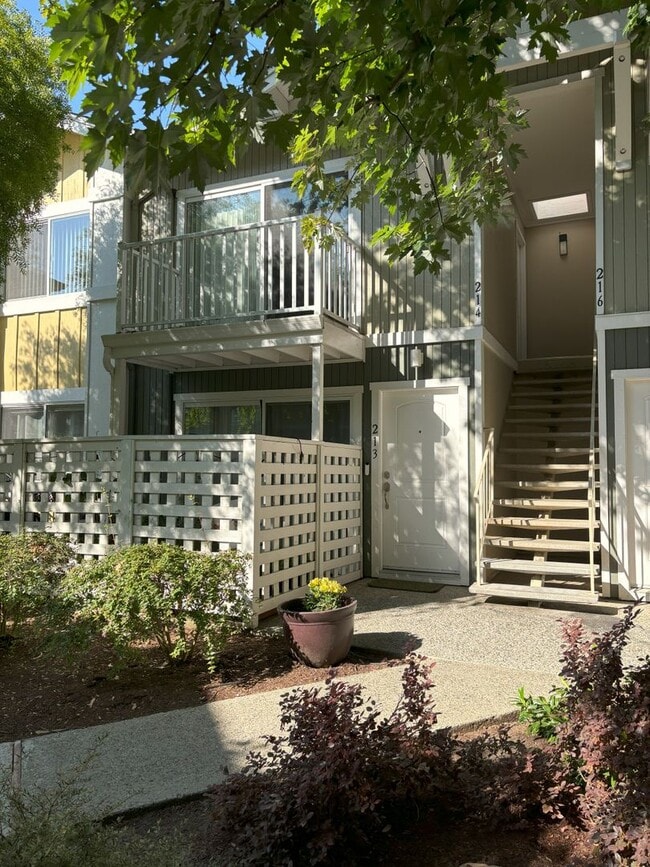 Building Photo - Beautiful 2Br/1Ba Condo by the Beach Unit #214