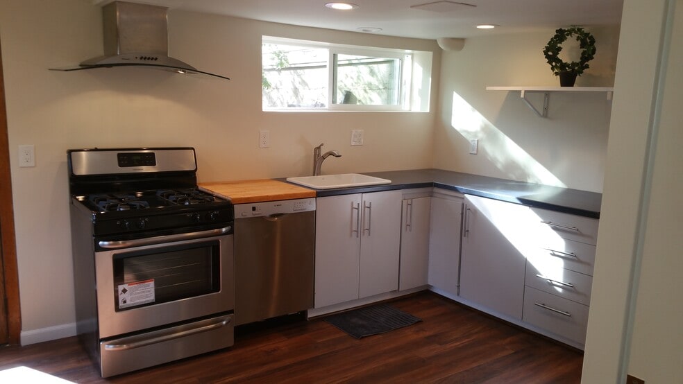 3041 SW Flower Ter