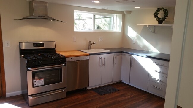 Building Photo - 3041 SW Flower Ter Unit DownstairsPrivateApt.