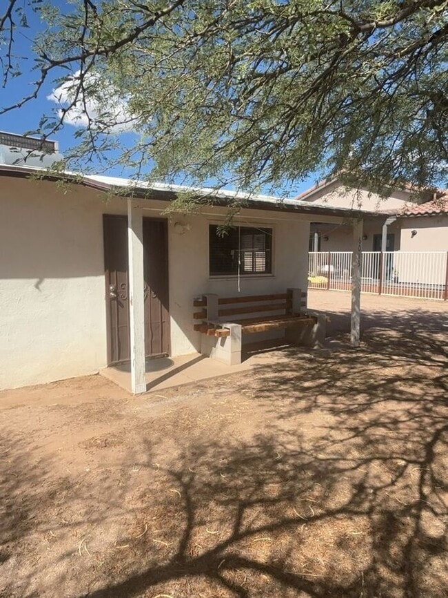 Building Photo - Charming Tucson Rental: 1BR/1BA with Spaci...