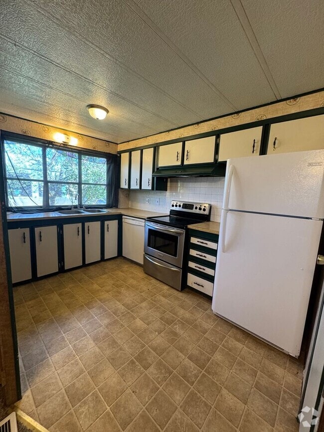 Building Photo - 3 bedroom, 2 full baths and large yard! Rental