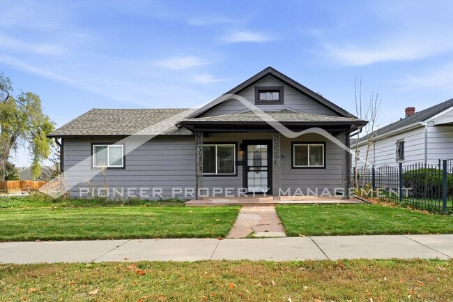 Building Photo - Charming Home with Washer/Dryer and Fenced...