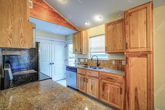 Photo - 2504 E 9th St