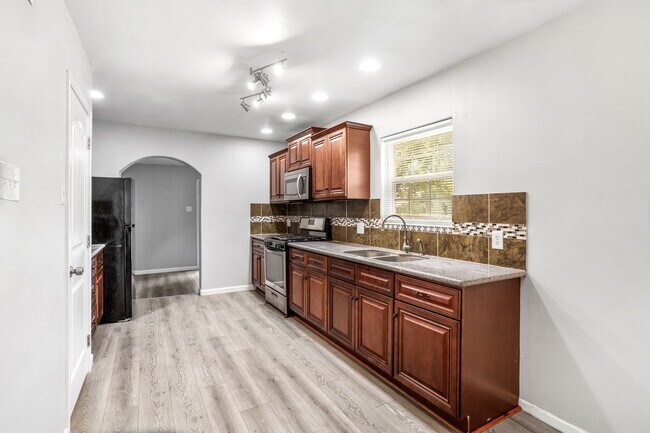 Photo - 1336 W Ridgewood Ct