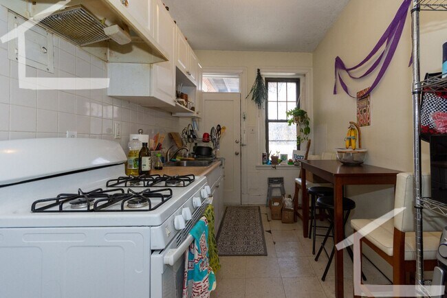 2BR 1Bth unit. Heat/Hot Water included. Laundry onsite! - 2BR 1Bth unit. Heat/Hot Water included. Laundry onsite!