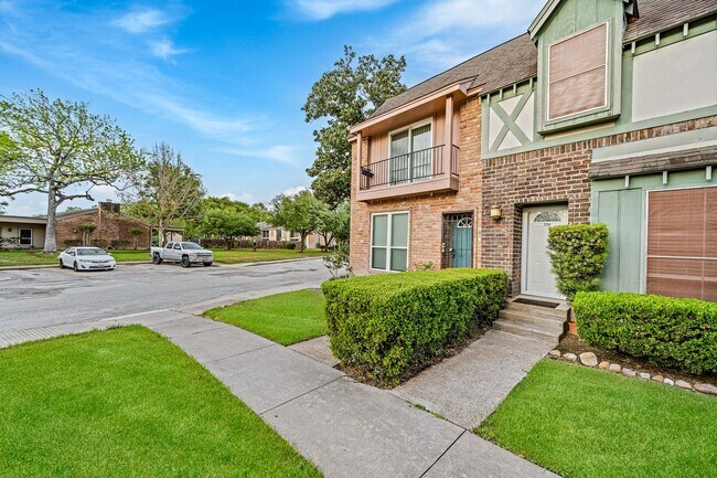 Photo - 830 Threadneedle St Unit 240