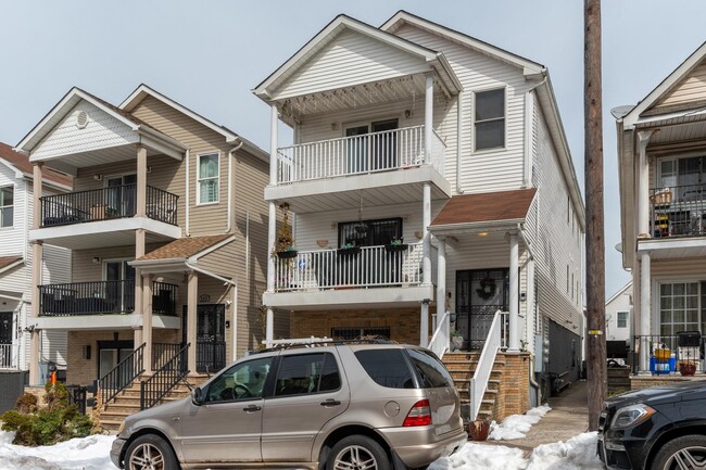 Building Photo - 260 Custer Ave Unit 2