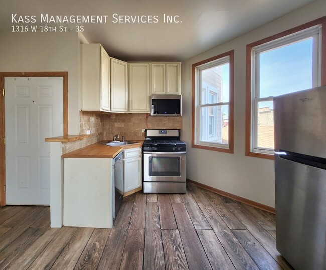 Photo - 1316 W 18th St Apartment Unit 3S
