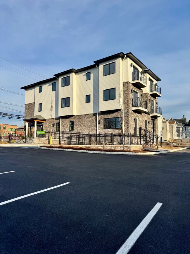 Photo - 85 W High St Unit 3R
