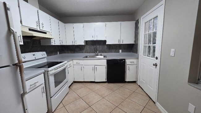 Photo - 607 45th St E