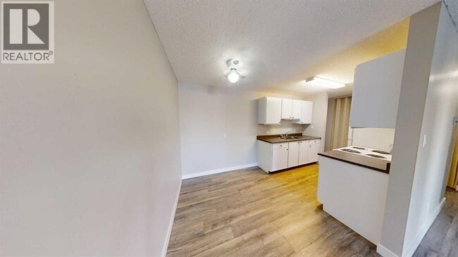 Photo - 10028-10105 105 Ave