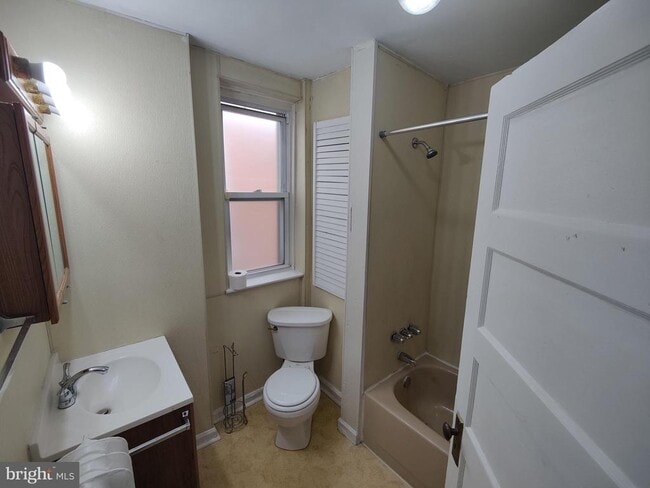 Photo - 180 Linton St