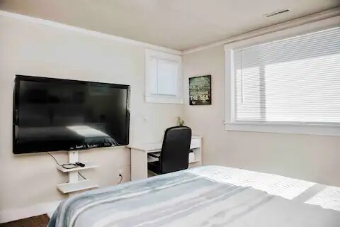 Photo - 777 Simpson Ave