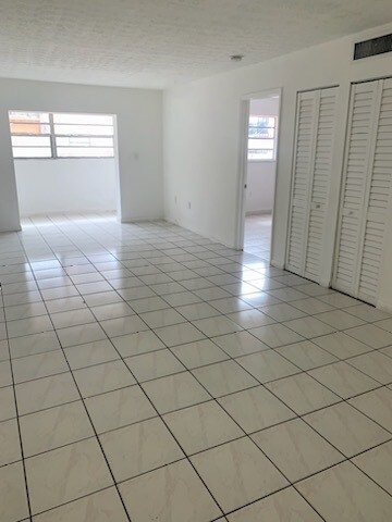 Living Room/ Sala - 6055 W 19th Ave Unit 218