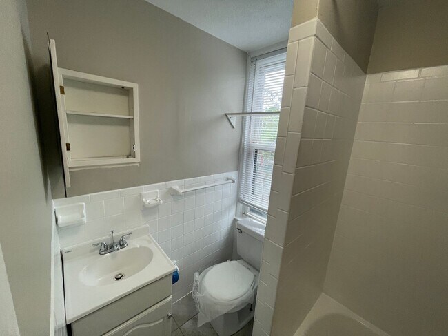 Photo - One Bedroom ** Newton Highlands Village ~ MBTA GL-D