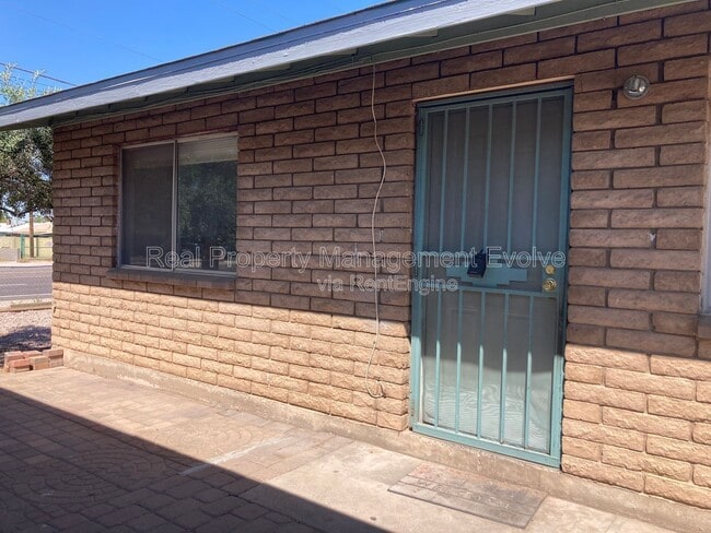 Building Photo - 1905 N Center St Unit 1