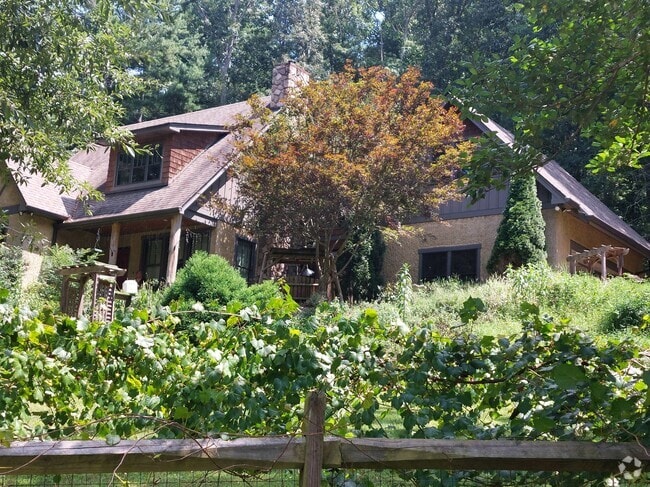 Building Photo - 33 Hoyt Rd Rental