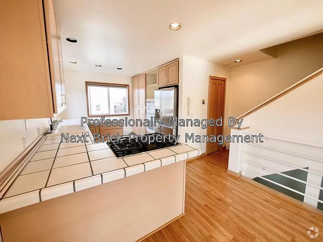 Building Photo - 2 Bed and 2 Bath Stunning Alki Townhome is...