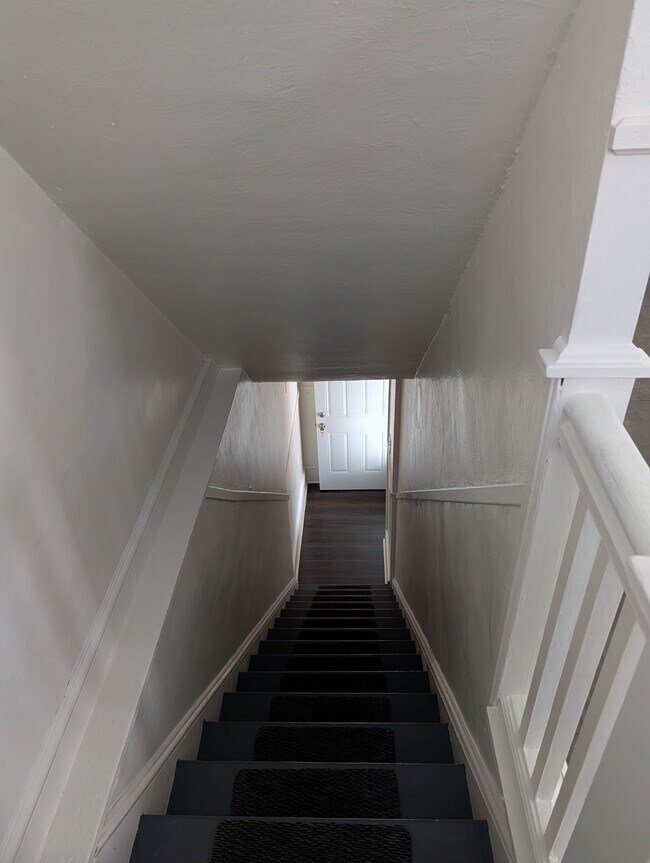 Building Photo - 319 W 11th St Unit 319 half