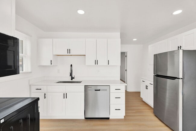 Photo - 1075 E West Maple Rd