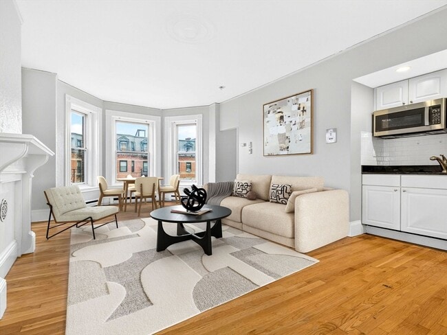Building Photo - 236 Newbury St Unit 21