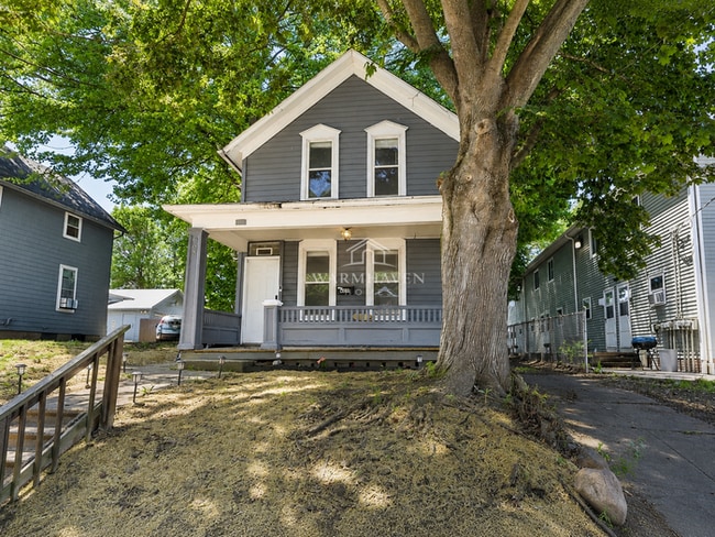 Building Photo - 688 Sherman | Inviting Home With A Clean Modern Interior