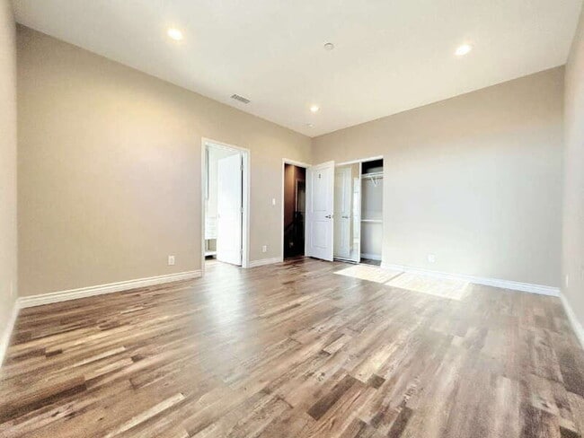 Photo - 3258 Dundas St