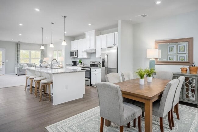 Photo - 736 Empire St