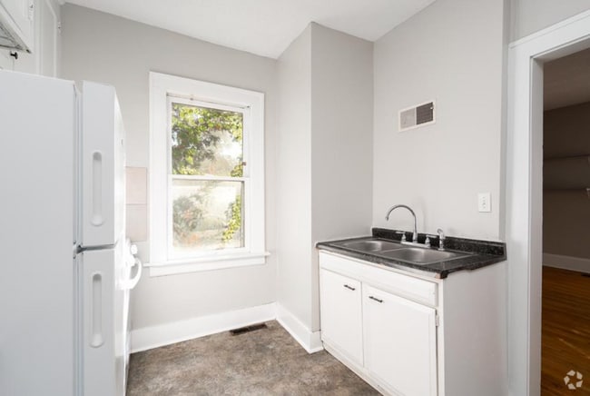 Building Photo - Perfect 4 bedroom count Home in Minneapolis