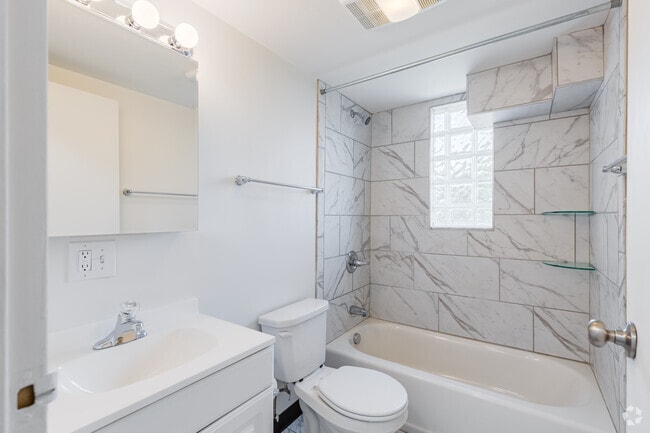 1BR, 1BA - 670SF - Bathroom