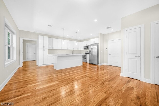 Building Photo - 9 N Beverwyck Rd Rental