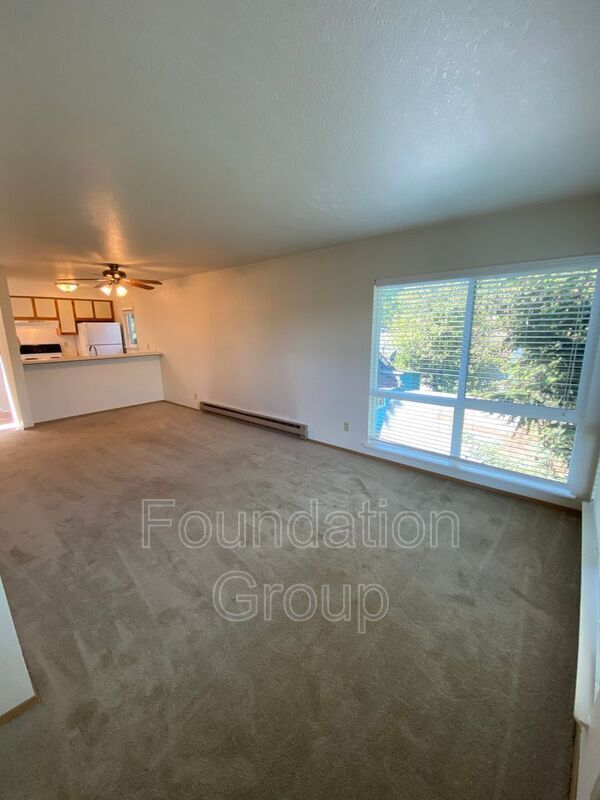 Photo - 910 N 104th St