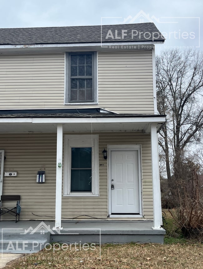 Building Photo - Charming 2-bedroom, 1-bath home in the Heart of Downtown