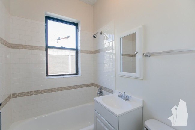 Photo - 839 W Sheridan Rd