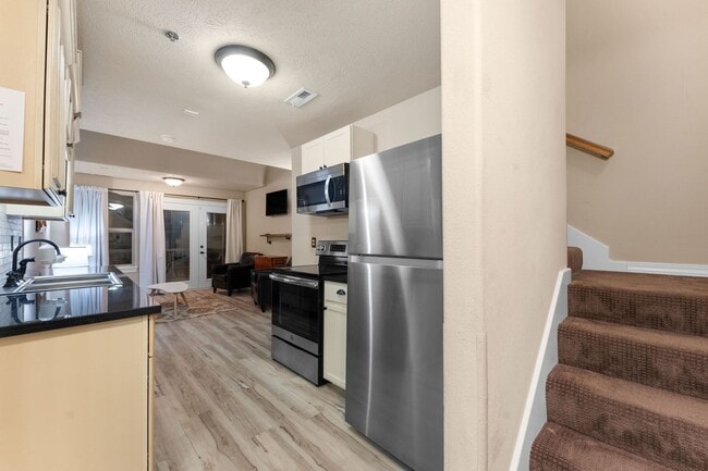 Building Photo - Unfurnished or Furnished 2 bedroom 2 bath Condo/Apartment in a Gated Community, Blue Eye, MO, N... Unit 321